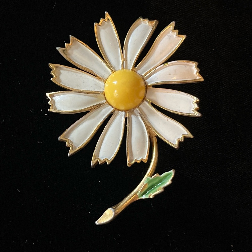 Weiss Large White Enamel Daisy Gold Tone Signed Vintage 3-D Jewelry Brooch Pin